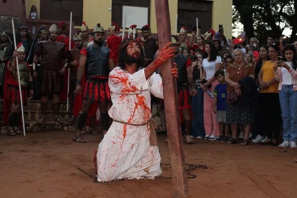 Multitudinario y emotivo “Vía Crucis viviente” en Caacupé - Nacionales - ABC Color