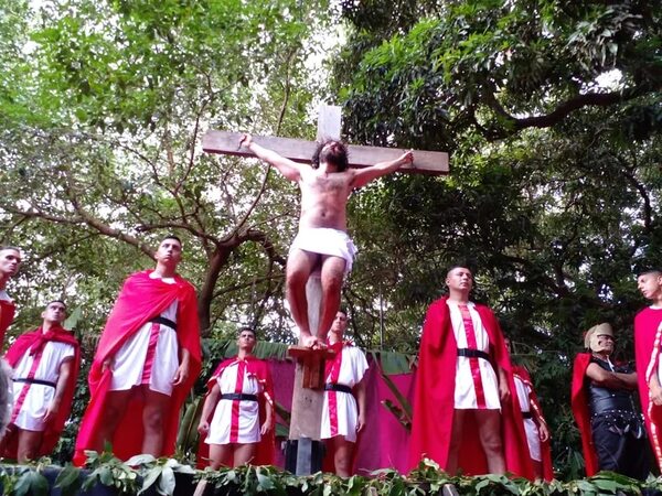 Jesús muere en la cruz, luego de ser cruelmente azotado y humillado - Nacionales - ABC Color