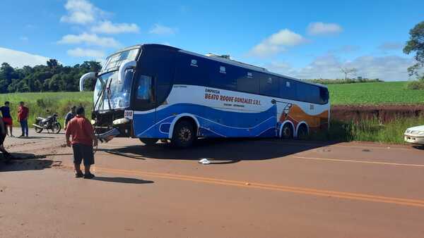 No fue hurtado: Empleado quiso dar paseo en colectivo y terminó cayendo a una cuneta