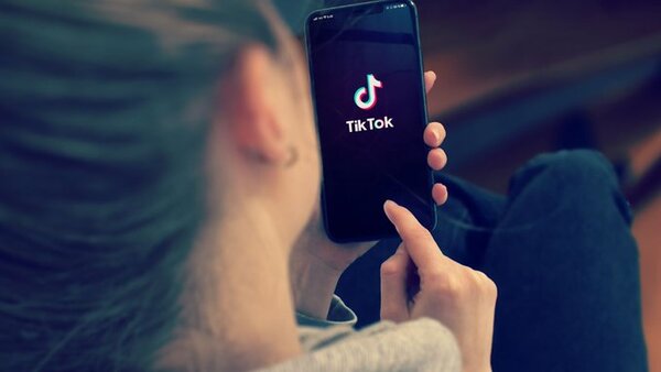 Prohíben uso de TikTok en los dispositivos propiedad de las universidades estatales de Florida