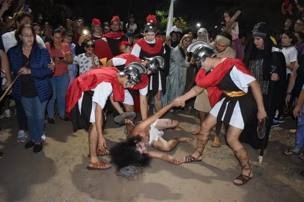 Una multitud participó del viacrucis en el cerro Ñemby - Nacionales - ABC Color