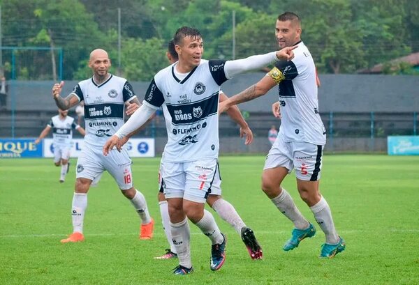 Intermedia: “Los Bravos del 24” festejan en Areguá - Fútbol de Ascenso de Paraguay - ABC Color