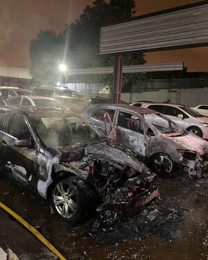 Dos autos en exhibición se incendiaron en CDE | 1000 Noticias