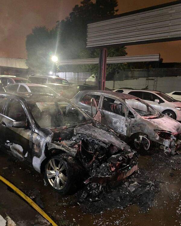 Dos autos en exhibición se incendiaron en CDE | 1000 Noticias