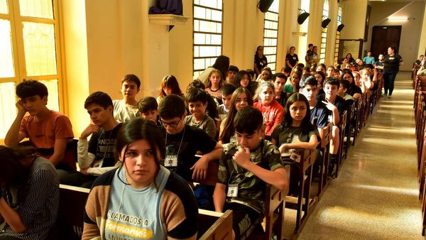 Con entusiasmo, los jóvenes celebran tradición de Pascua