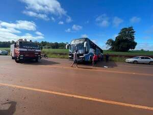 MALVIVIENTES HURTAN UN ÓMNIBUS Y CAYERON A UNA CUNETA - Itapúa Noticias