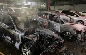 Diario HOY | Incendio afectó a dos autos en playa de vehículos