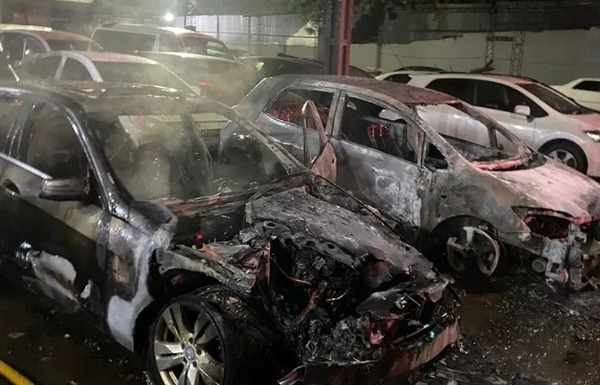 Diario HOY | Incendio afectó a dos autos en playa de vehículos