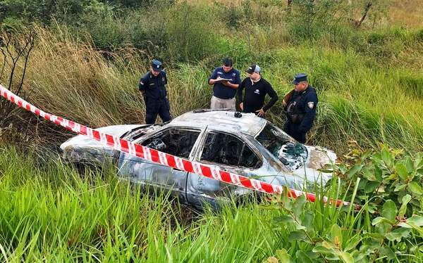 Macabro hallazgo: Mujer muere calcinada en su auto •