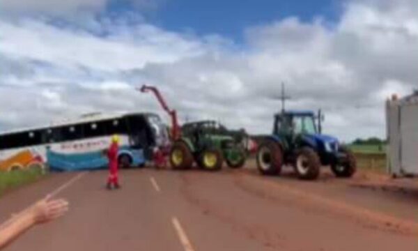 Chofer llevó ómnibus sin permiso y cayó a una cuneta
