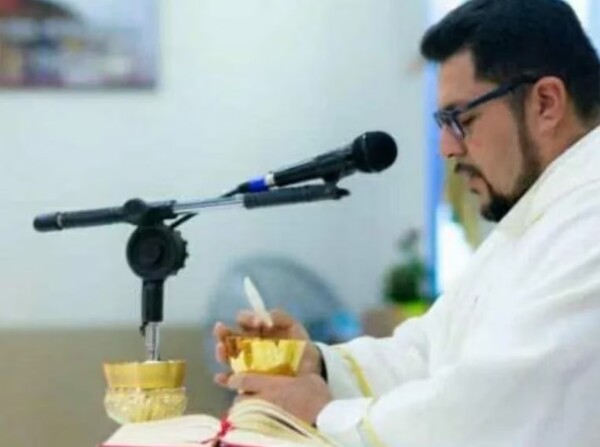 Párroco de Caazapá se escondió tras escándalo con supuestas fotos eróticas en panfletos