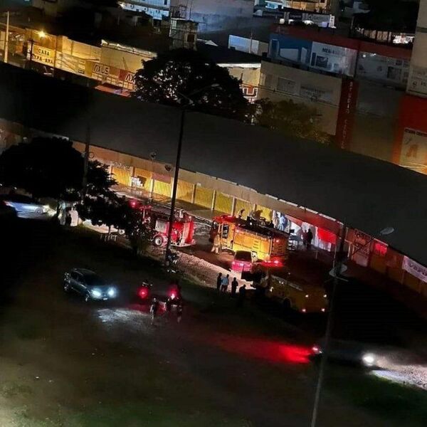 Bomberos controlan incendio en casilla comercial y reclaman por hidrante en PJC