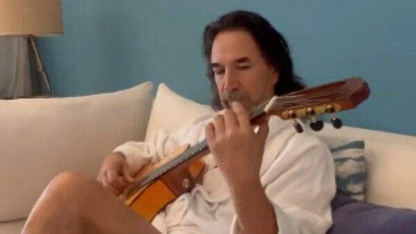 Marco Antonio Solís mostró mucha piel en un video y encendió a doñas