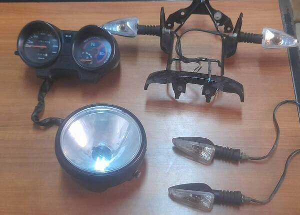 Le “chuparon” su moto: ya recuperó los señaleros, el faro delantero y el velocímetro