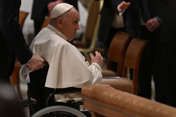 El Papa pide no perder esperanza en tiempos de guerra en la Vigilia Pascual - Noticiero Paraguay