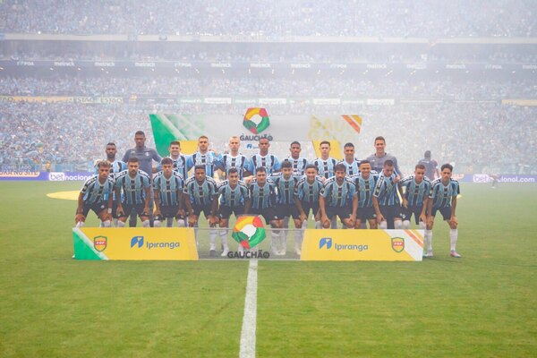 Versus / Con Mathías Villasanti de titular, Gremio se coronó en el campeonato "gaúcho" gracias a un gol de Luis Suárez