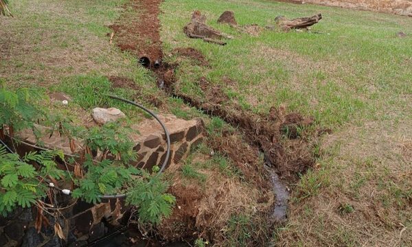 Seccional Colorada vierte cloaca a arroyo