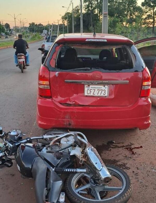 Automóvil estacionado sobre avenida Perú provoca accidente