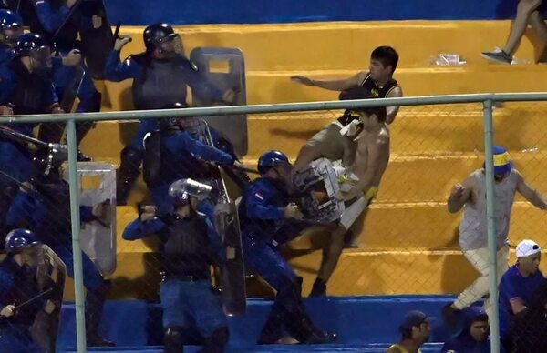 Fotos: nuevos incidentes entre las barras de Luqueño en el Feliciano Cáceres - Sportivo Luqueño - ABC Color