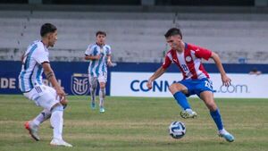 La Albirroja cede un empate en el final y avanza como segunda