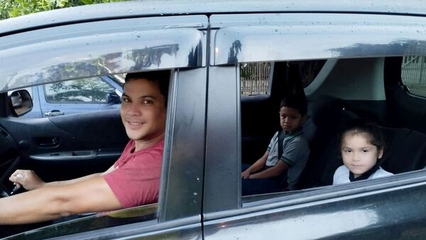 Conductor de Bolt adapta su auto y lo usa como transporte escolar
