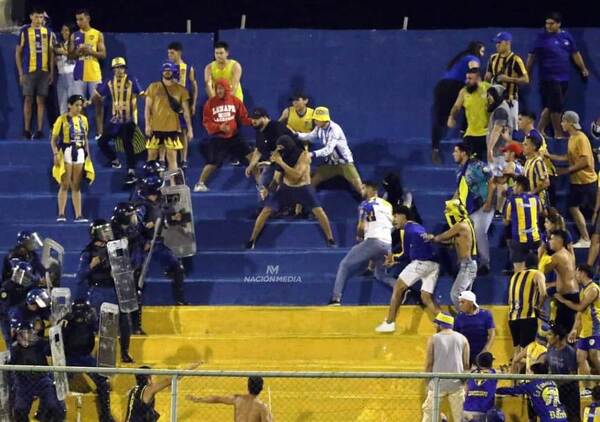 Bochornoso espectáculo en el estadio de Luqueño •