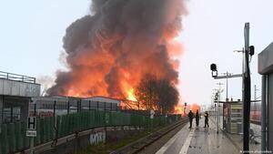 Una nube tóxica cubre Hamburgo tras voraz incendio en almacén de coches - Megacadena — Últimas Noticias de Paraguay
