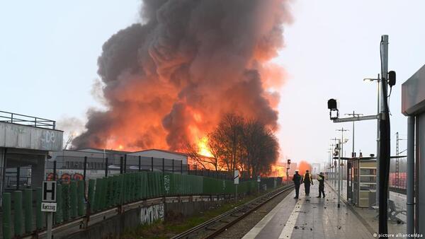 Una nube tóxica cubre Hamburgo tras voraz incendio en almacén de coches - Megacadena — Últimas Noticias de Paraguay