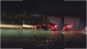 [VIDEO] "Ayúdenme, es un auto de 95 mil dólares, bro": joven destrozó su rodado chururú