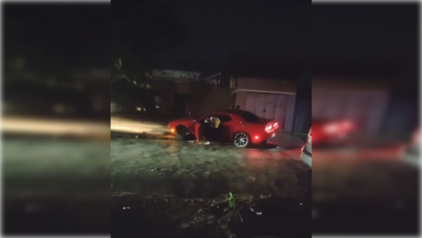 [VIDEO] "Ayúdenme, es un auto de 95 mil dólares, bro": joven destrozó su rodado chururú