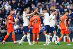 Versus / Los árbitros ingleses reconocen un error del VAR contra el Brighton de Julio Enciso