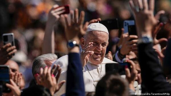 El Papa Francisco lanza la bendición 'urbi et orbi' con la vista puesta en la violencia desatada en Jerusalén