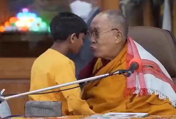 El Dalai Lama besa a un niño en la boca y genera ola de indignación