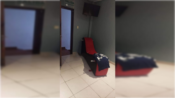Karai de 60 años ñandereja en la habitación de un motel