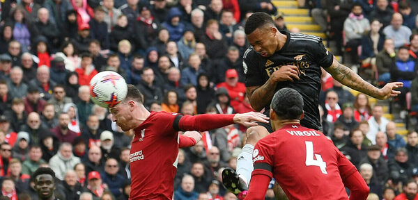 Versus / Arsenal deja escapar la victoria en Liverpool y ve cómo se acerca el Manchester City