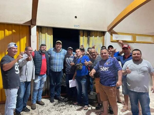 Tras incendio de casilla, Juancho Acosta asistió a comerciante que perdió toda su mercadería