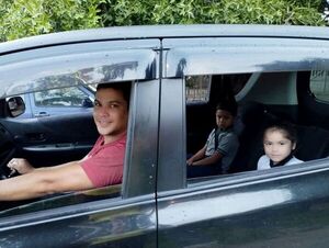 Conductor de Bolt adapta su auto y lo usa como transporte escolar   - Noticiero Paraguay