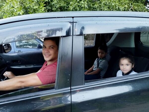 Conductor de Bolt adapta su auto y lo usa como transporte escolar - Noticiero Paraguay