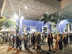 Quejas de paraguayos por lentitud en Migraciones de Foz de Iguazú - ABC en el Este - ABC Color