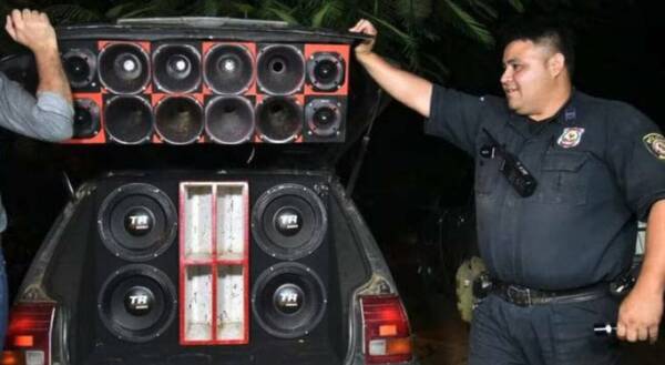 Ruidosos no aprenden: más de 300 desubicados hacen trabajar a uniformados