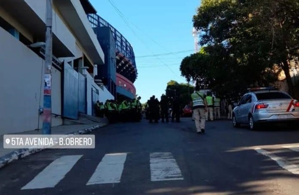 Diario HOY | La Nueva Olla, cercada por la Policía