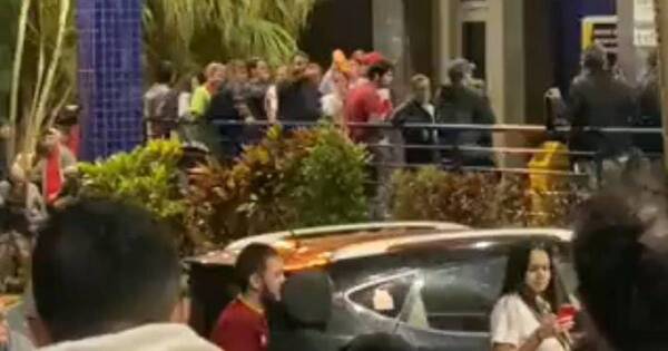 La Nación / Paraguayos denuncian largas filas para volver de Brasil