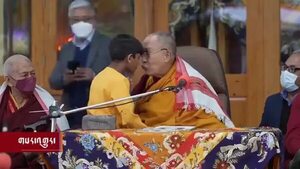 Video: Polémica e indignación por beso de Dalái Lama a un niño al que incluso pidió que le chupara la lengua - Mundo - ABC Color
