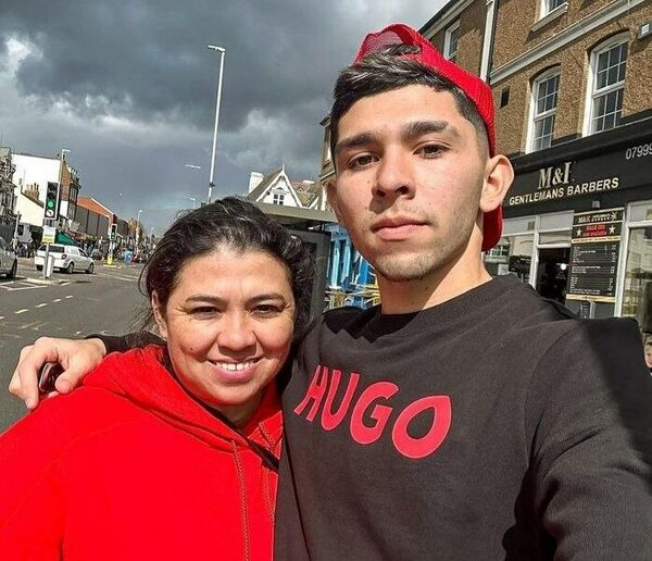 Julio Enciso y un tierno mensaje desde Inglaterra: “Mami te amo”