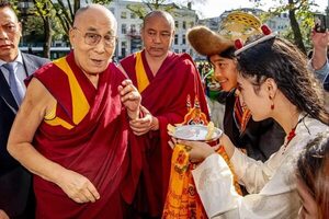 El dalái lama se disculpa tras pedir a un niño que “chupe su lengua” - Mundo - ABC Color