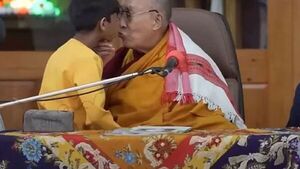 Dalai Lama besó a un niño en la boca y causó indignación