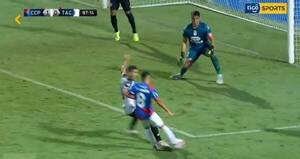 [VIDEO] ¿Fue realmente falta? Le anularon un gol a Cerro y los hinchas estallaron
