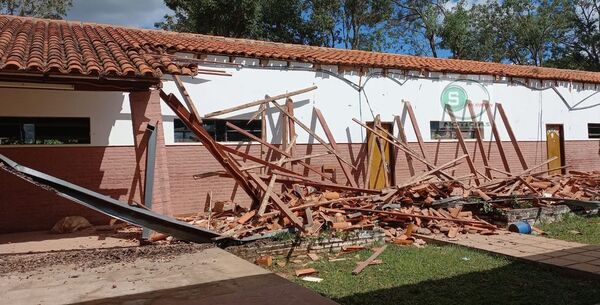 SE DERRUMBA PARTE DEL PABELLÓN DE LA ESCUELA GUASU EN SAN JOAQUÍN. - La Voz del Norte