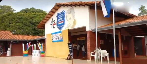 Padres reclaman cierre de librería y cantina para llamado a licitación - La Clave