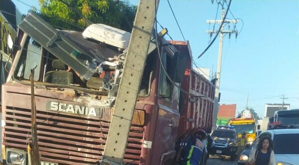 Camión tumba atropelló a un vehículo y derribó columna de la ANDE